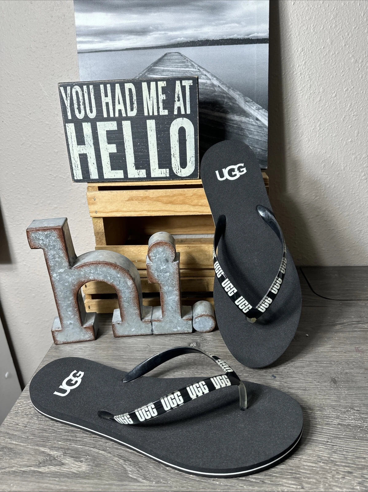 UGG Simi Damen Black/White Bold Logo Graphic Thong Flat Flip Flops 11 NWOT $49