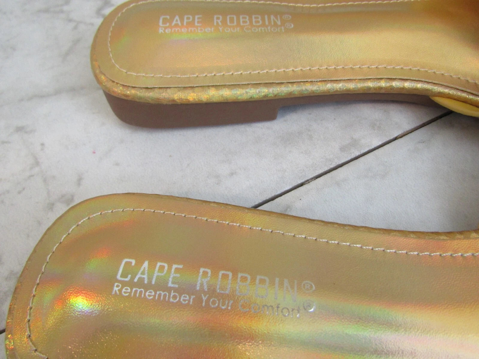 NIB Cape Robbin Seya Gold Shimmer Wide Strap Slides Sandal Shoes Women's Size 11