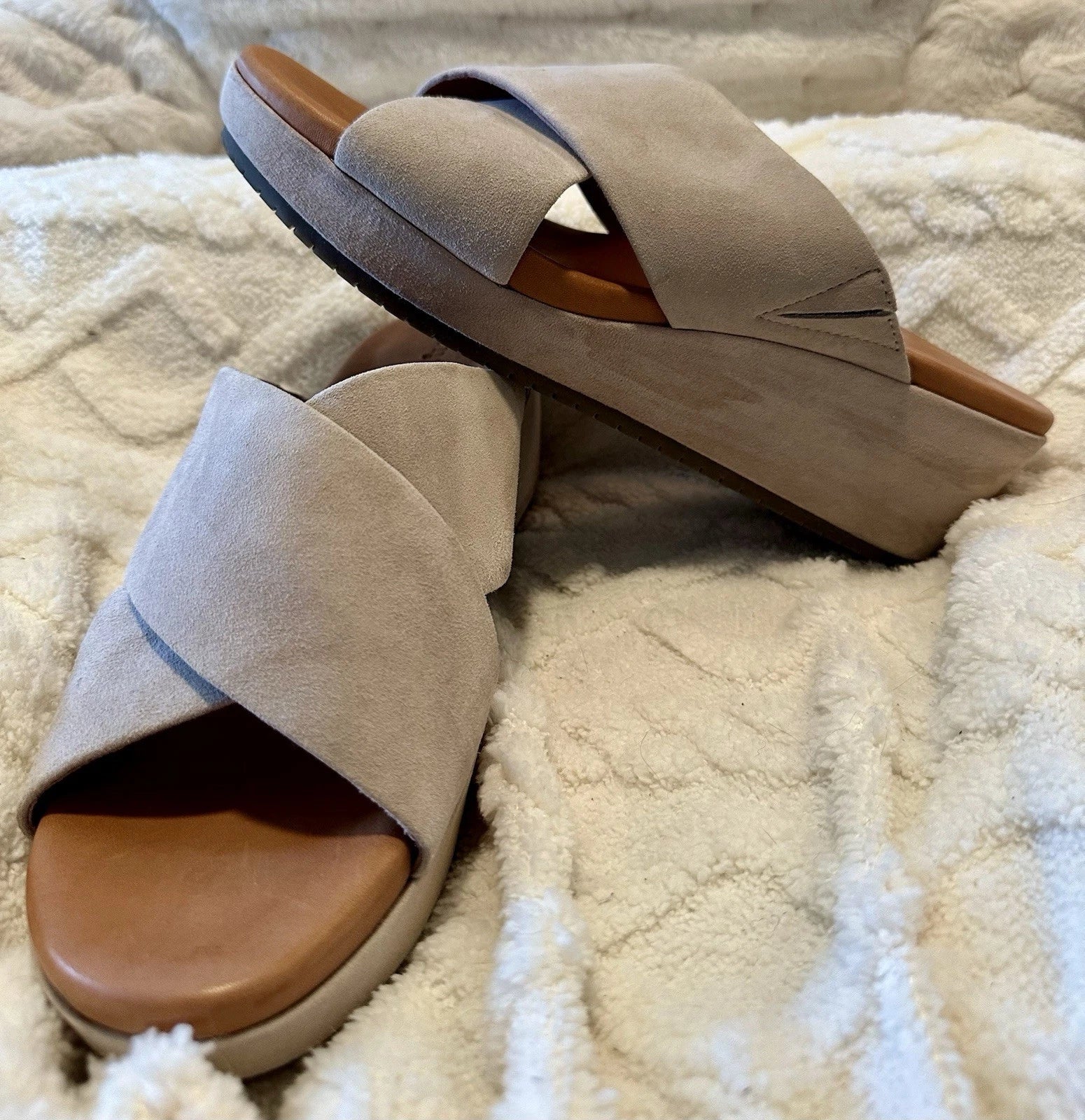 Gentle Souls Mikenzie Suede Platform Sandals Cream Sz 11 Criss Cross Straps EUC