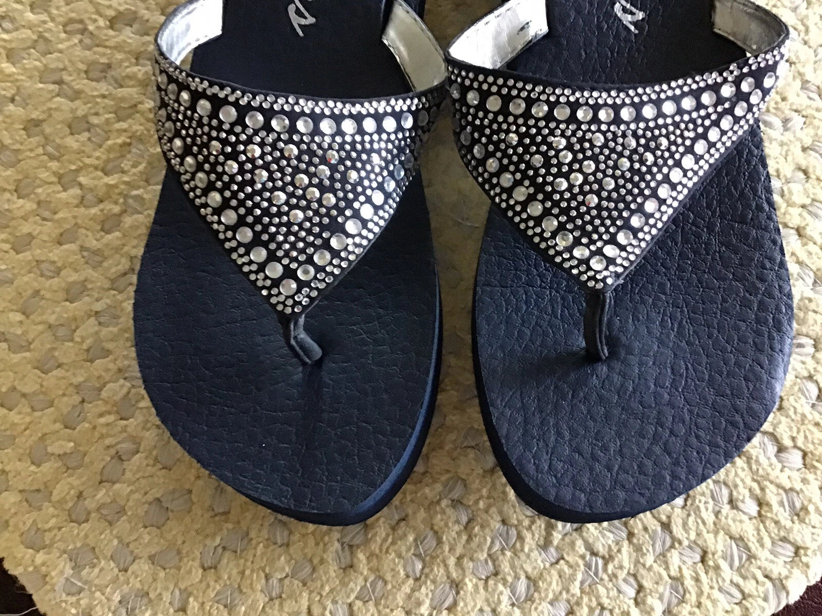 Skechers Yoga Foam Women’s Flip flop Sandels Size 9 Navy…Silver Rhinestones
