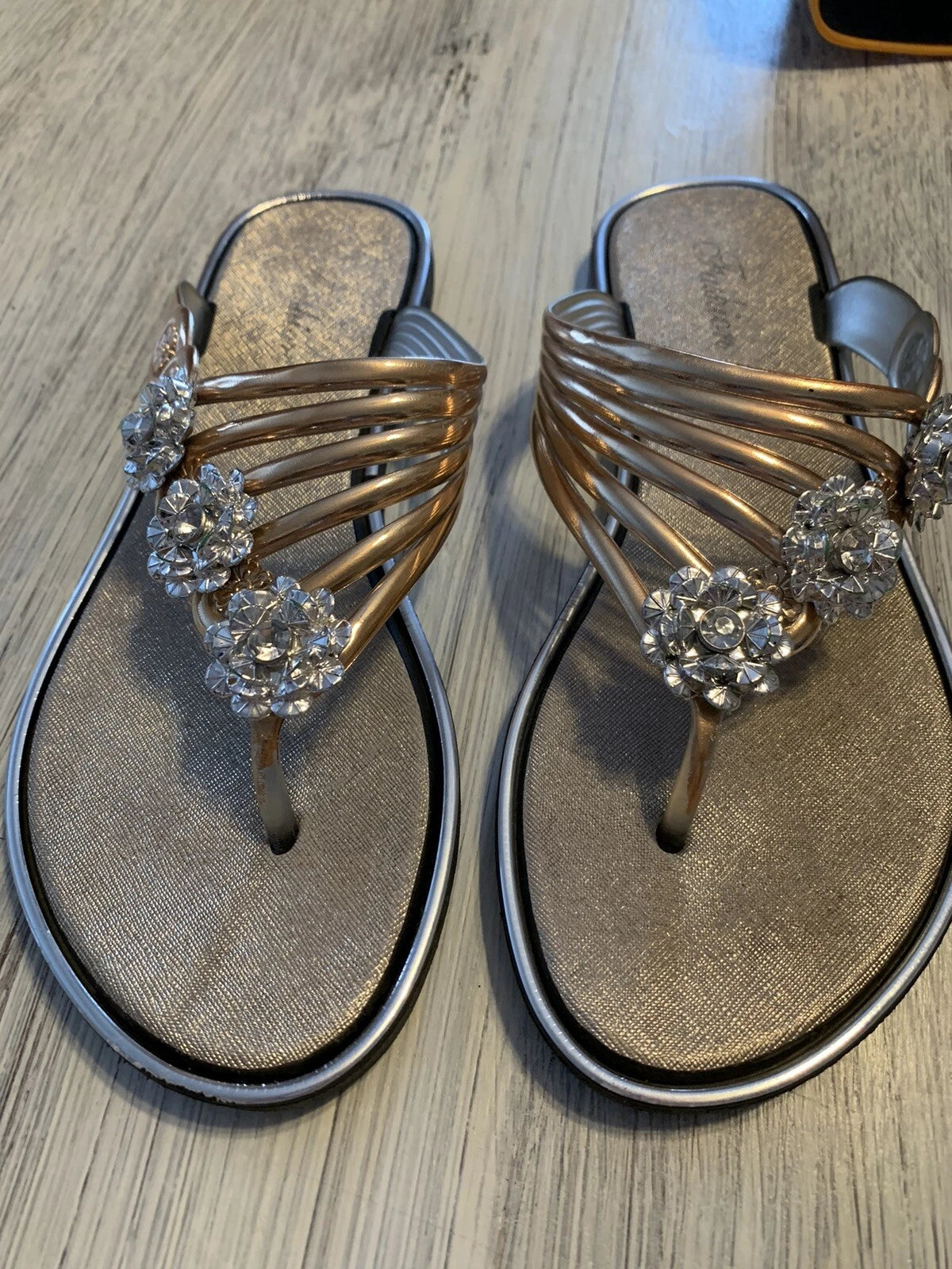 Summer Bling Sandles Flip Flops Womens Size 7.5  Sz EUR 40 Gold Silver Black