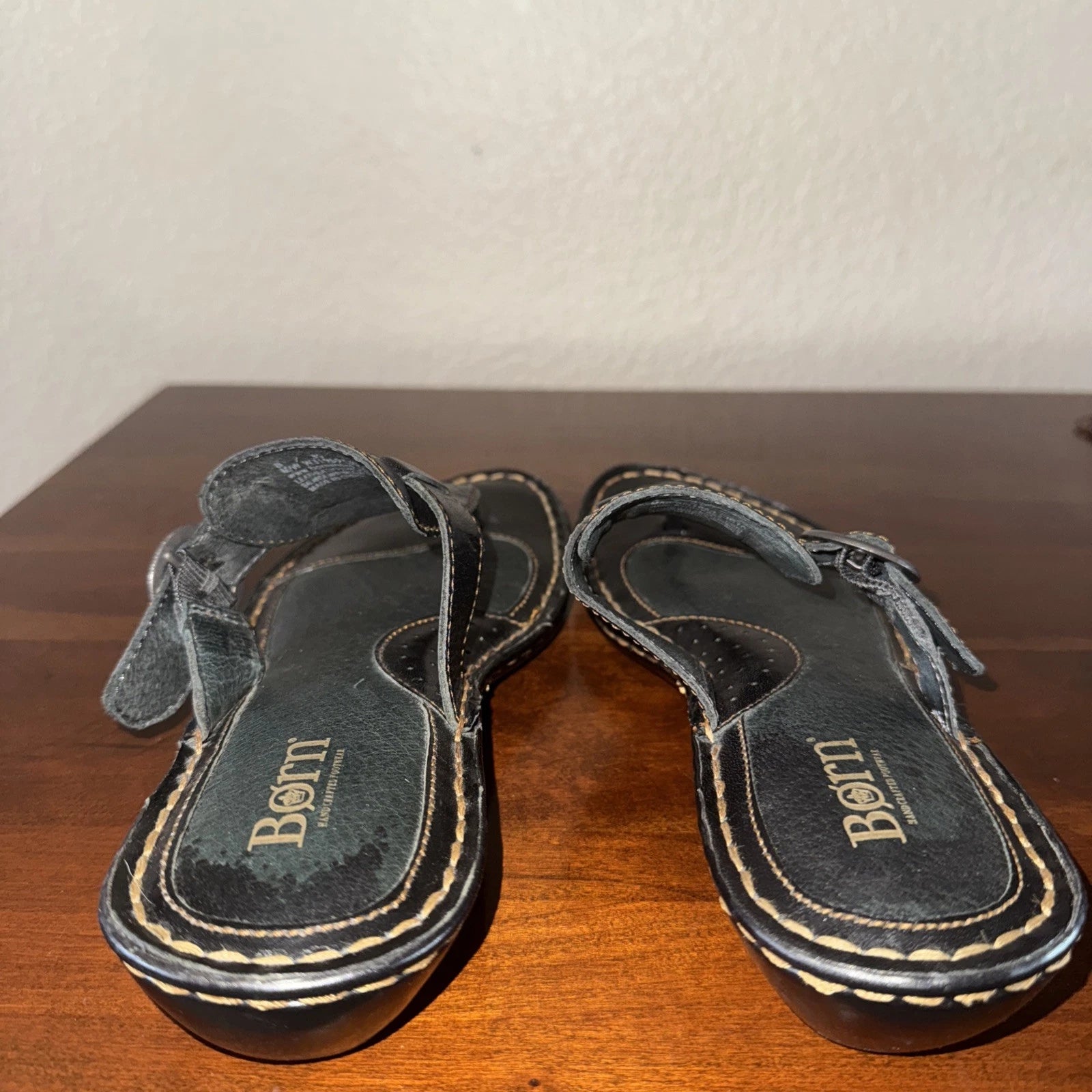 Born Handcrafted Black Leather Comfort Thong Sandals Adjustable Strap sz 8, 39