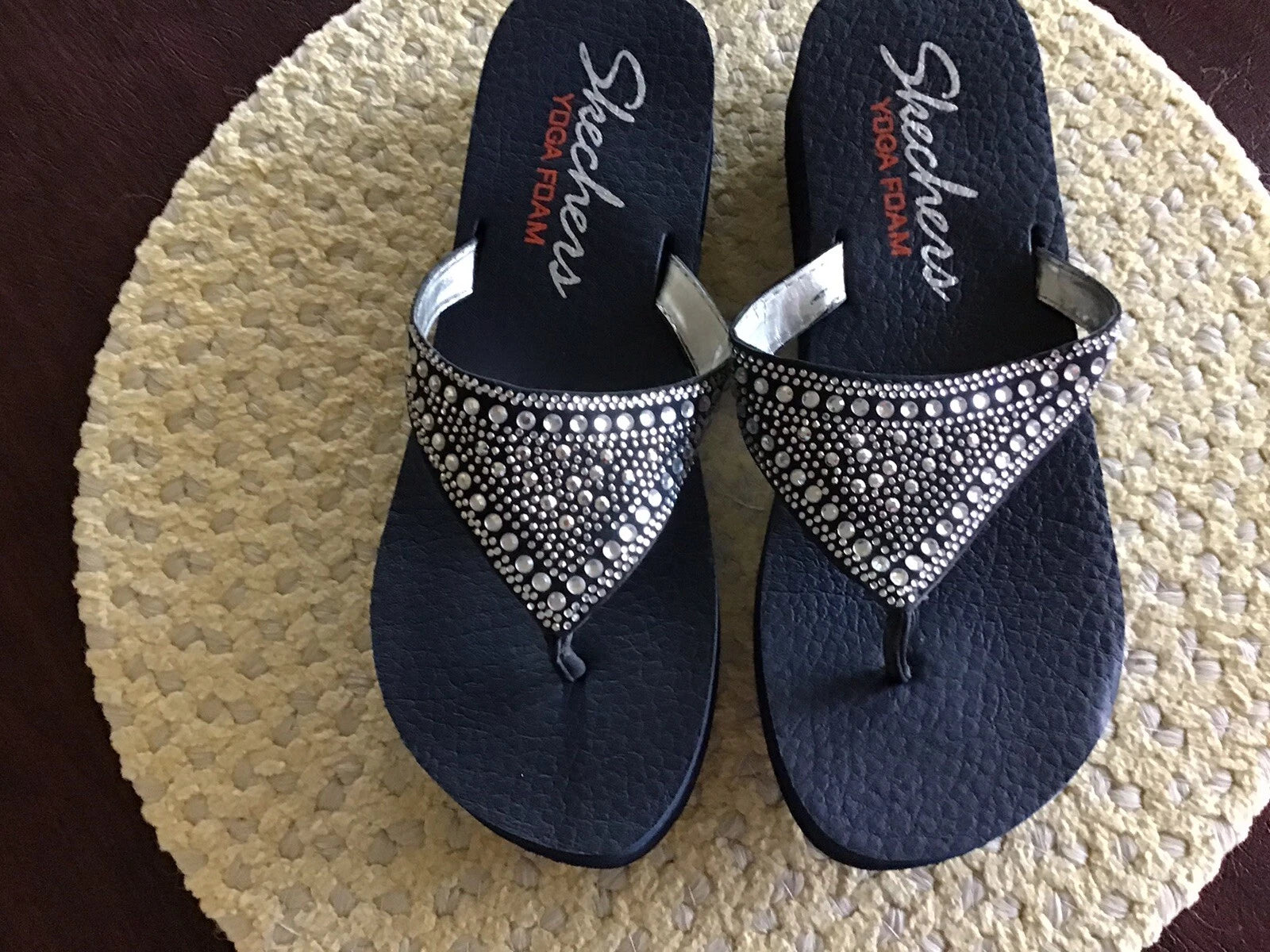 Skechers Yoga Foam Women’s Flip flop Sandels Size 9 Navy…Silver Rhinestones