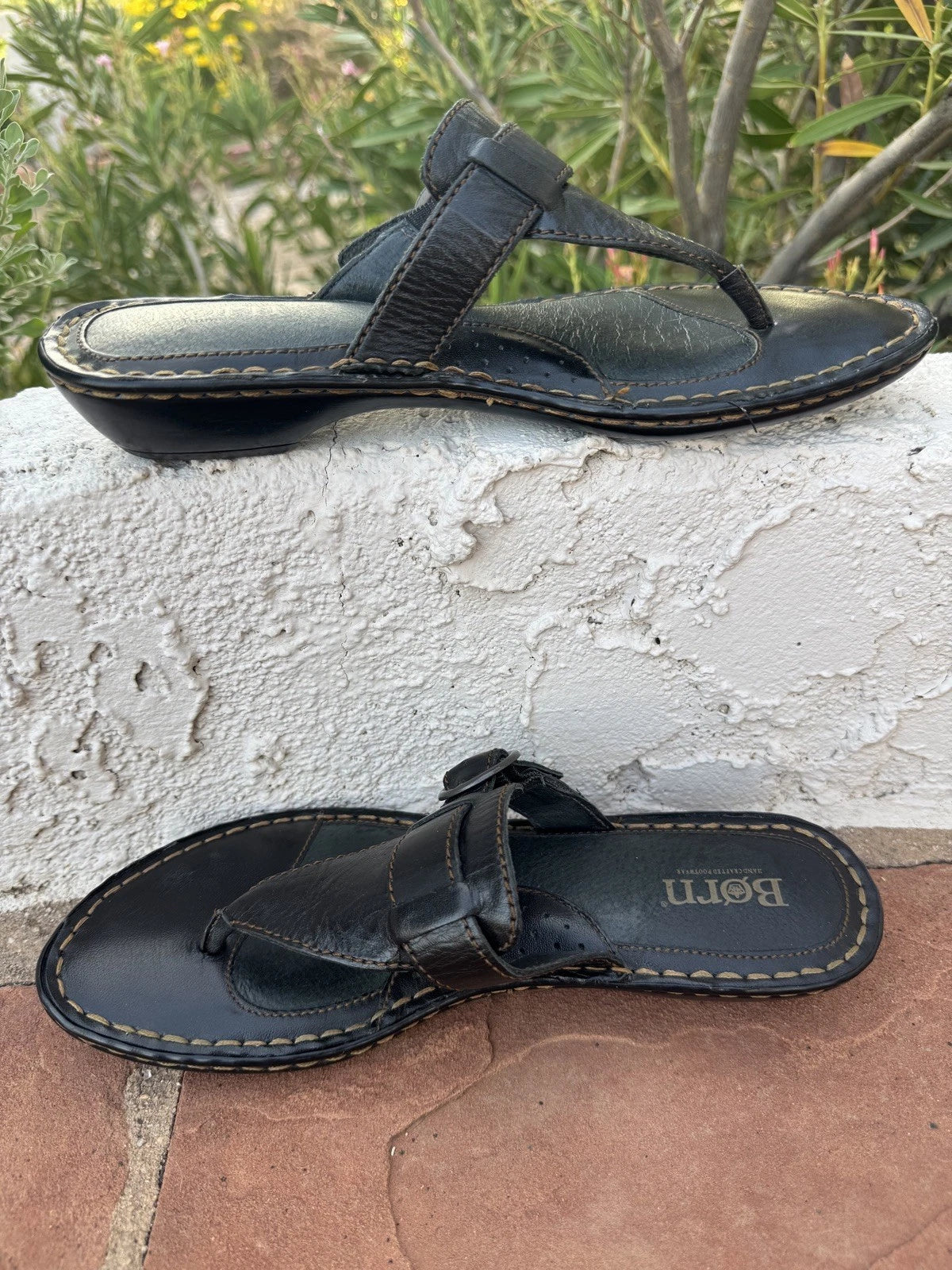 Born Handcrafted Black Leather Comfort Thong Sandals Adjustable Strap sz 8, 39