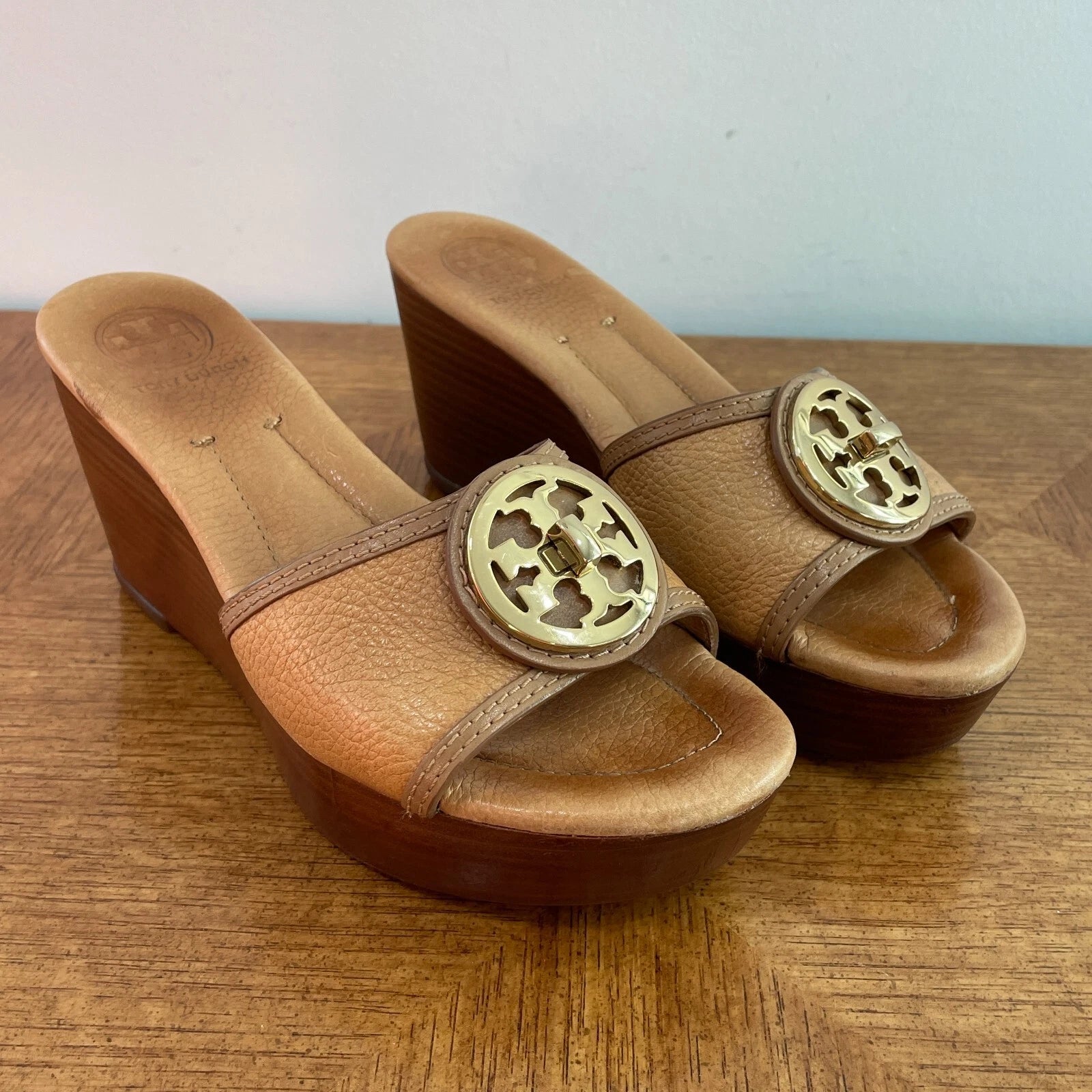 Tory Burch Sandals Womens 7.5 Tan Leather Selma Gold Logo Hi Wedge Slide Slip On