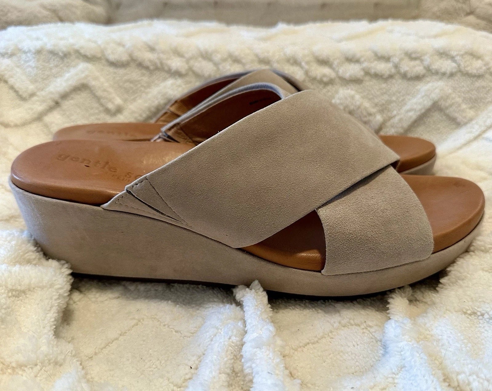 Gentle Souls Mikenzie Suede Platform Sandals Cream Sz 11 Criss Cross Straps EUC