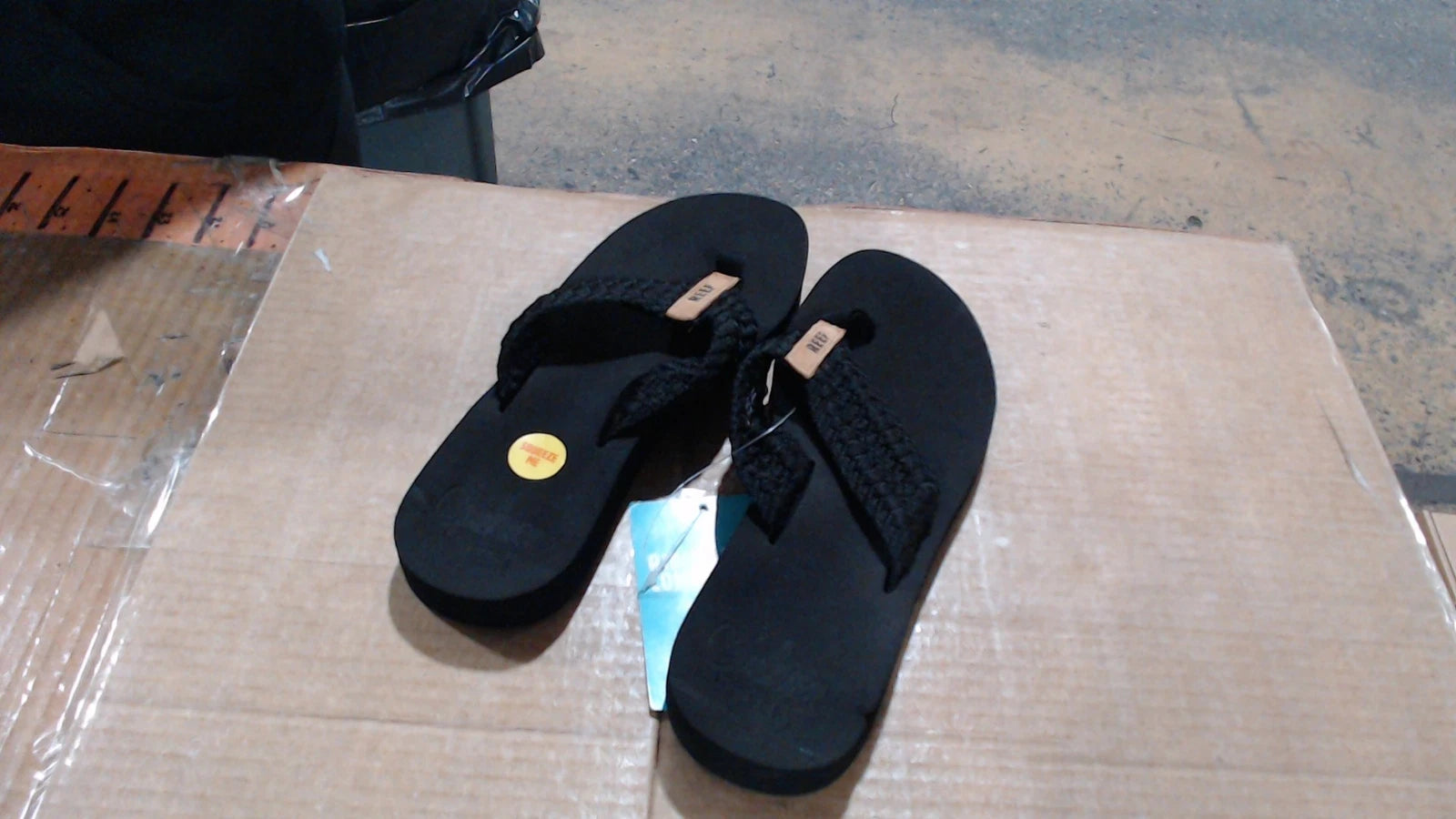 LikeNew_Reef womens Cushion Threads Flip Flop, Black, 8 _Black_8