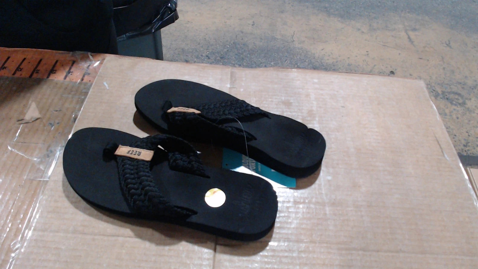 LikeNew_Reef womens Cushion Threads Flip Flop, Black, 8 _Black_8