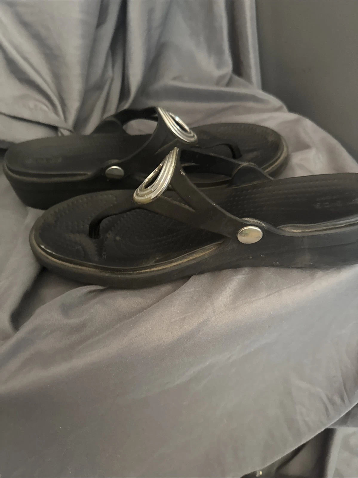 Crocs Sanrah Sandals Women Sz 8 Black Slip Thong Style Faux Metal Ring See Pics