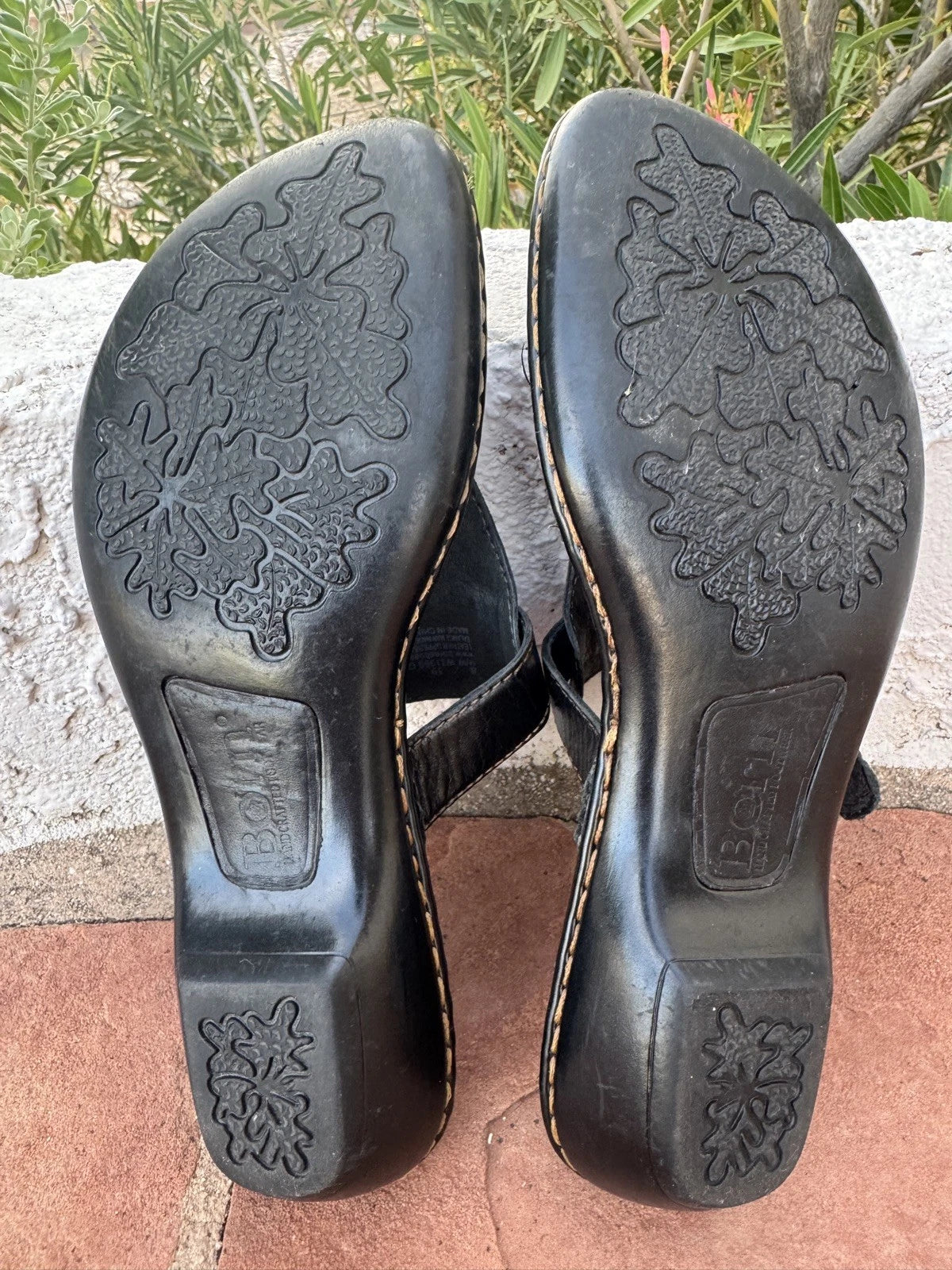 Born Handcrafted Black Leather Comfort Thong Sandals Adjustable Strap sz 8, 39