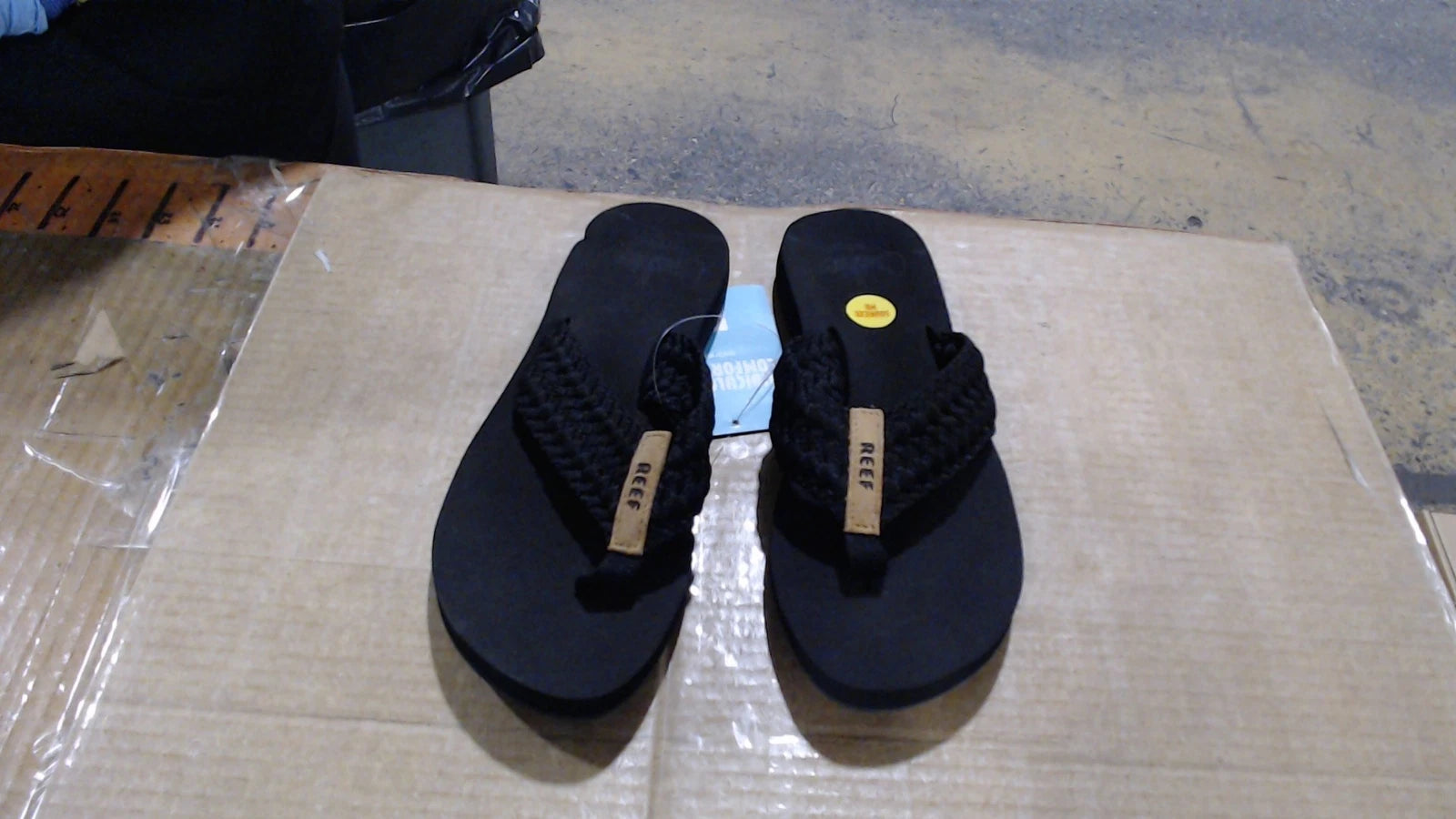 LikeNew_Reef womens Cushion Threads Flip Flop, Black, 8 _Black_8