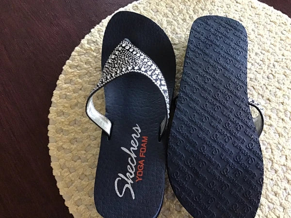 Skechers Yoga Foam Women’s Flip flop Sandels Size 9 Navy…Silver Rhinestones
