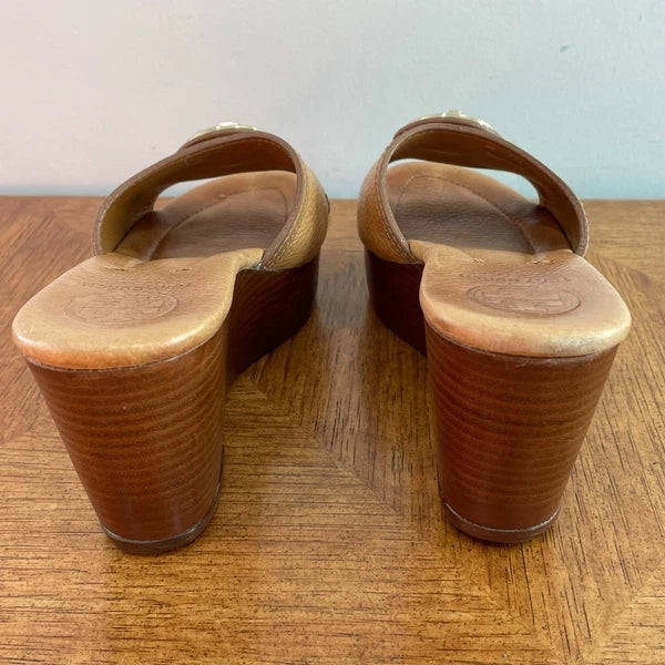 Tory Burch Sandals Womens 7.5 Tan Leather Selma Gold Logo Hi Wedge Slide Slip On