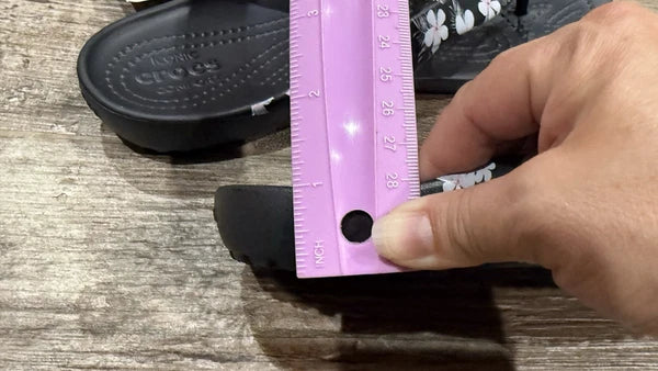 NEW CROCS W7 KADEE II TROPICAL FLORAL / BLACK FLIP.  RELAXED FIT. STYLE 205635