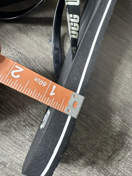 UGG Simi Damen Black/White Bold Logo Graphic Thong Flat Flip Flops 11 NWOT $49