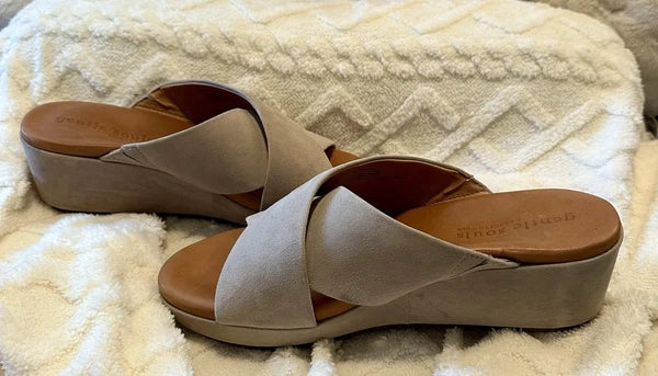 Gentle Souls Mikenzie Suede Platform Sandals Cream Sz 11 Criss Cross Straps EUC