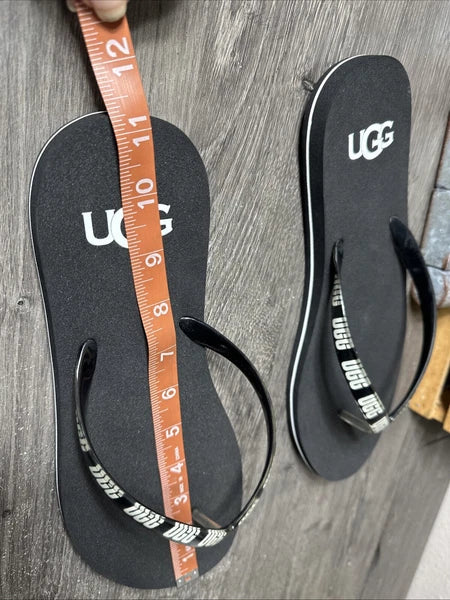 UGG Simi Damen Black/White Bold Logo Graphic Thong Flat Flip Flops 11 NWOT $49