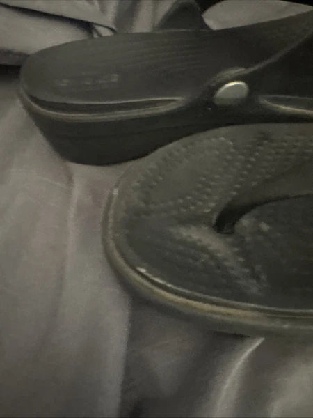 Crocs Sanrah Sandals Women Sz 8 Black Slip Thong Style Faux Metal Ring See Pics