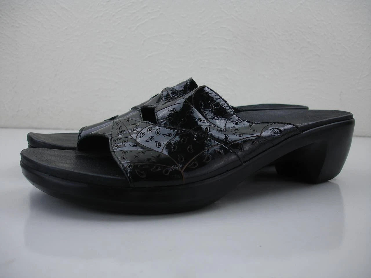 Women's 10 B M Aravon Petra Black Patent Leather Sandals Open Toe Slide Slip-On