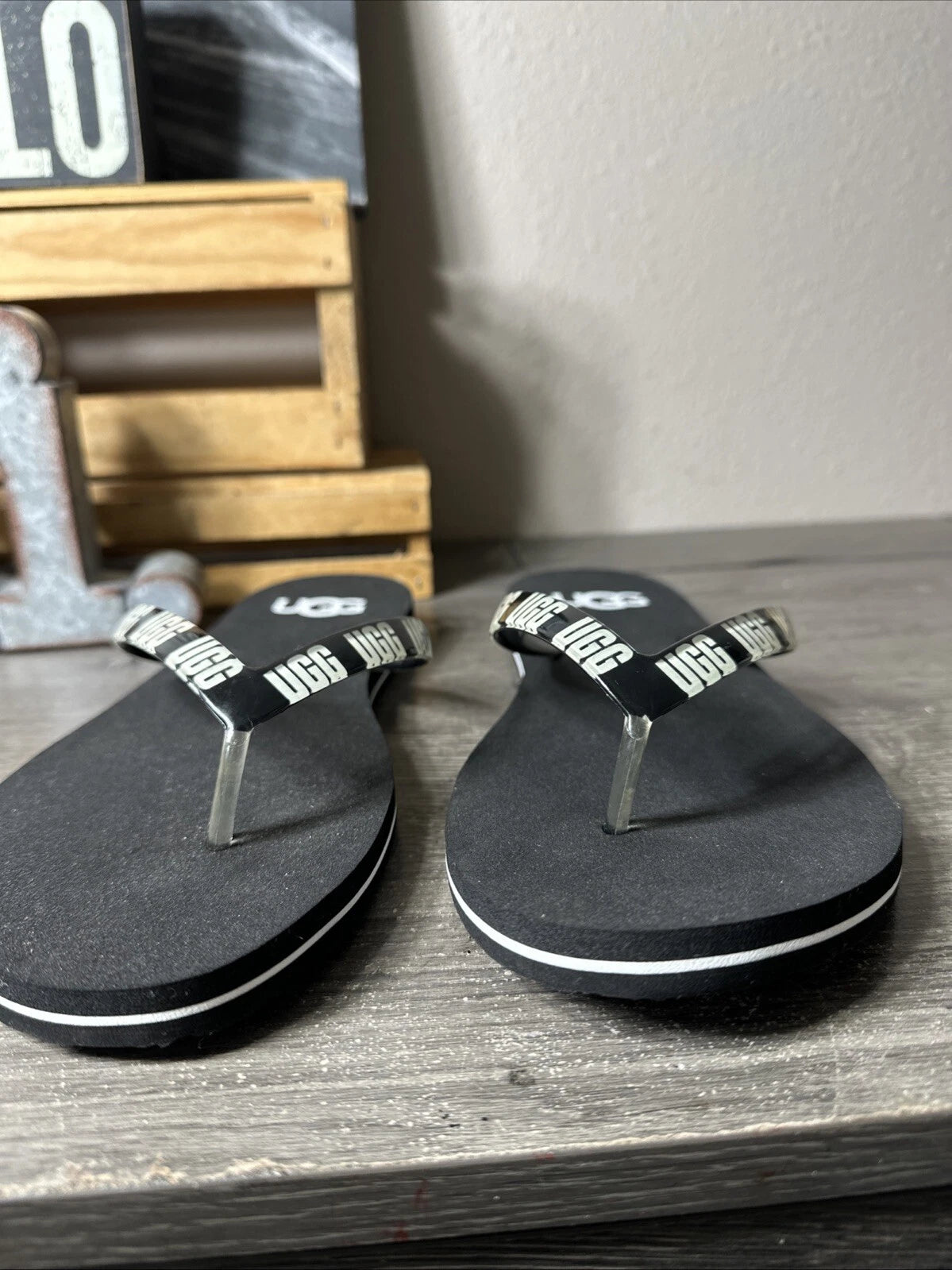 UGG Simi Damen Black/White Bold Logo Graphic Thong Flat Flip Flops 11 NWOT $49