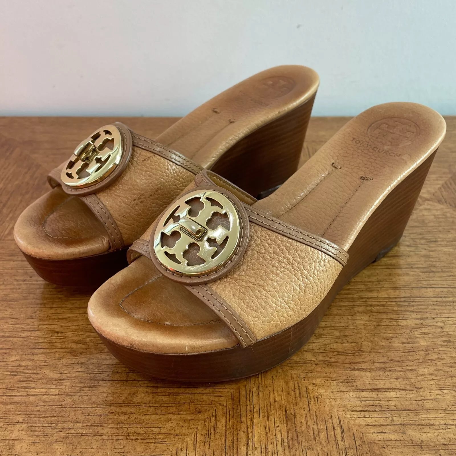 Tory Burch Sandals Womens 7.5 Tan Leather Selma Gold Logo Hi Wedge Slide Slip On