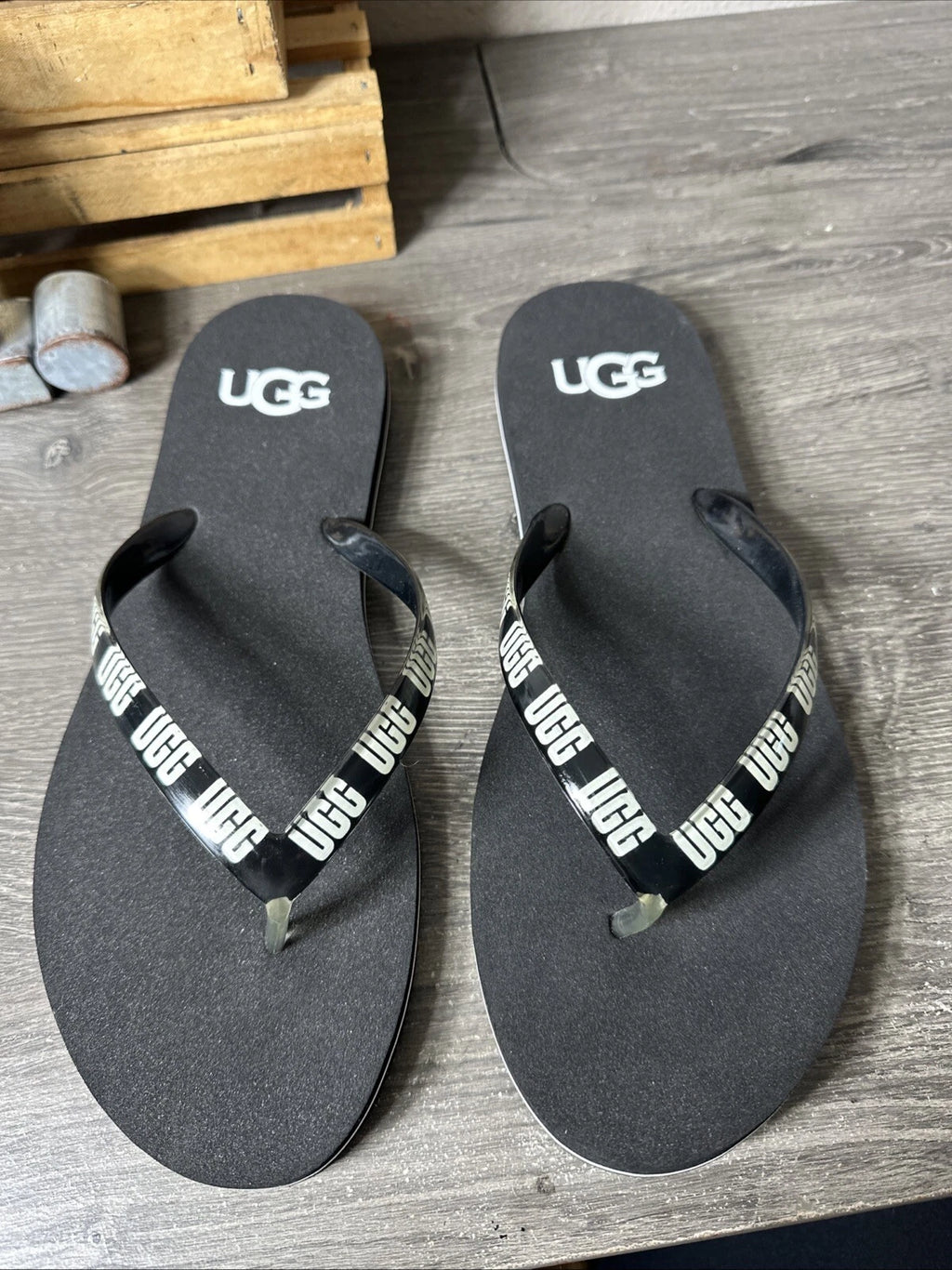 UGG Simi Damen Black/White Bold Logo Graphic Thong Flat Flip Flops 11 NWOT $49