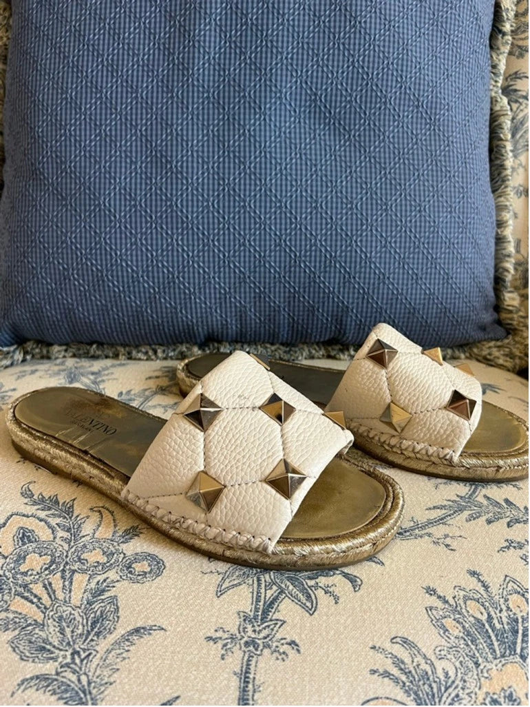 Women's Valentino Garavani Rockstud White Gold Espadrille Slides US 8.5