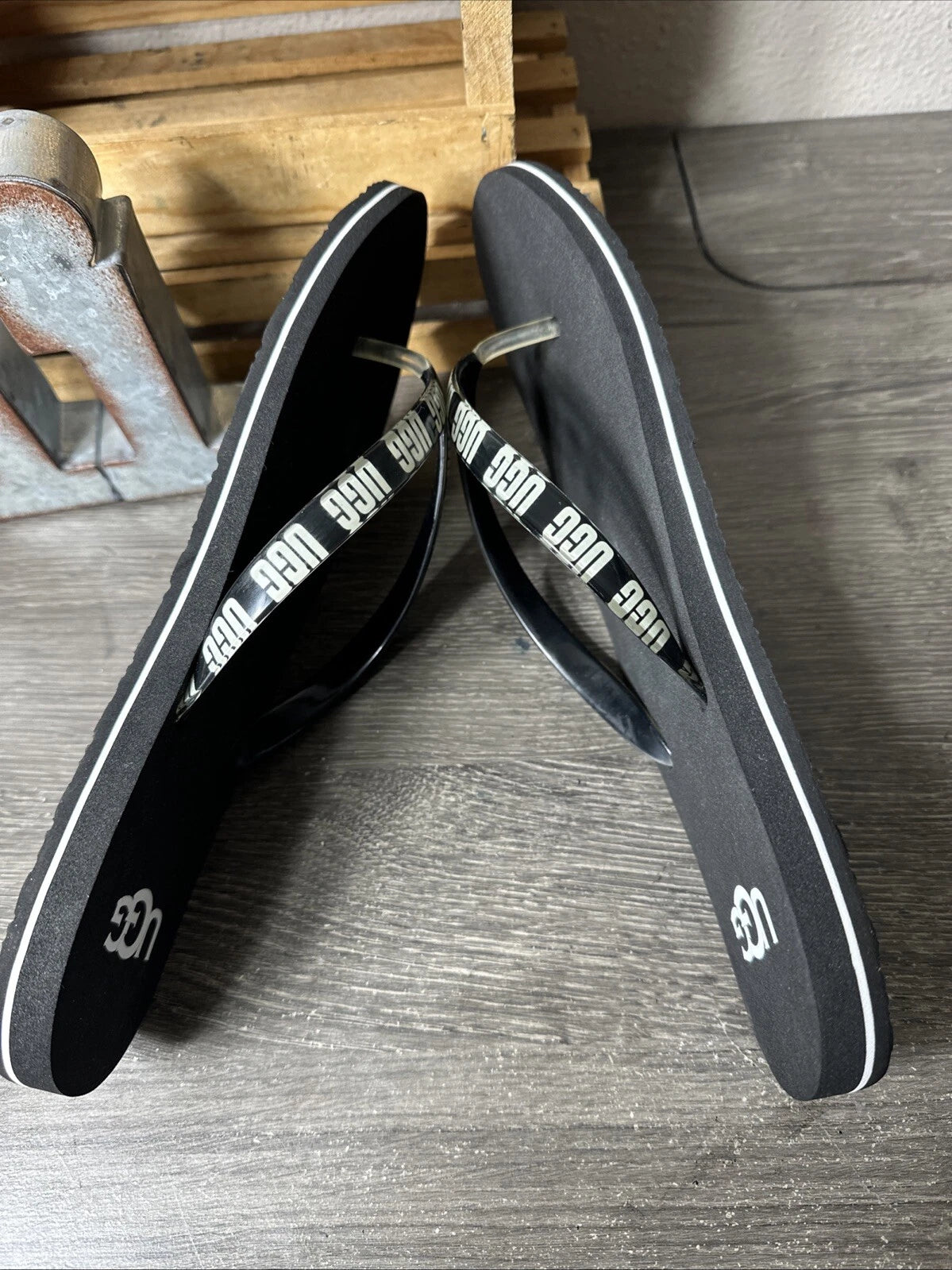 UGG Simi Damen Black/White Bold Logo Graphic Thong Flat Flip Flops 11 NWOT $49