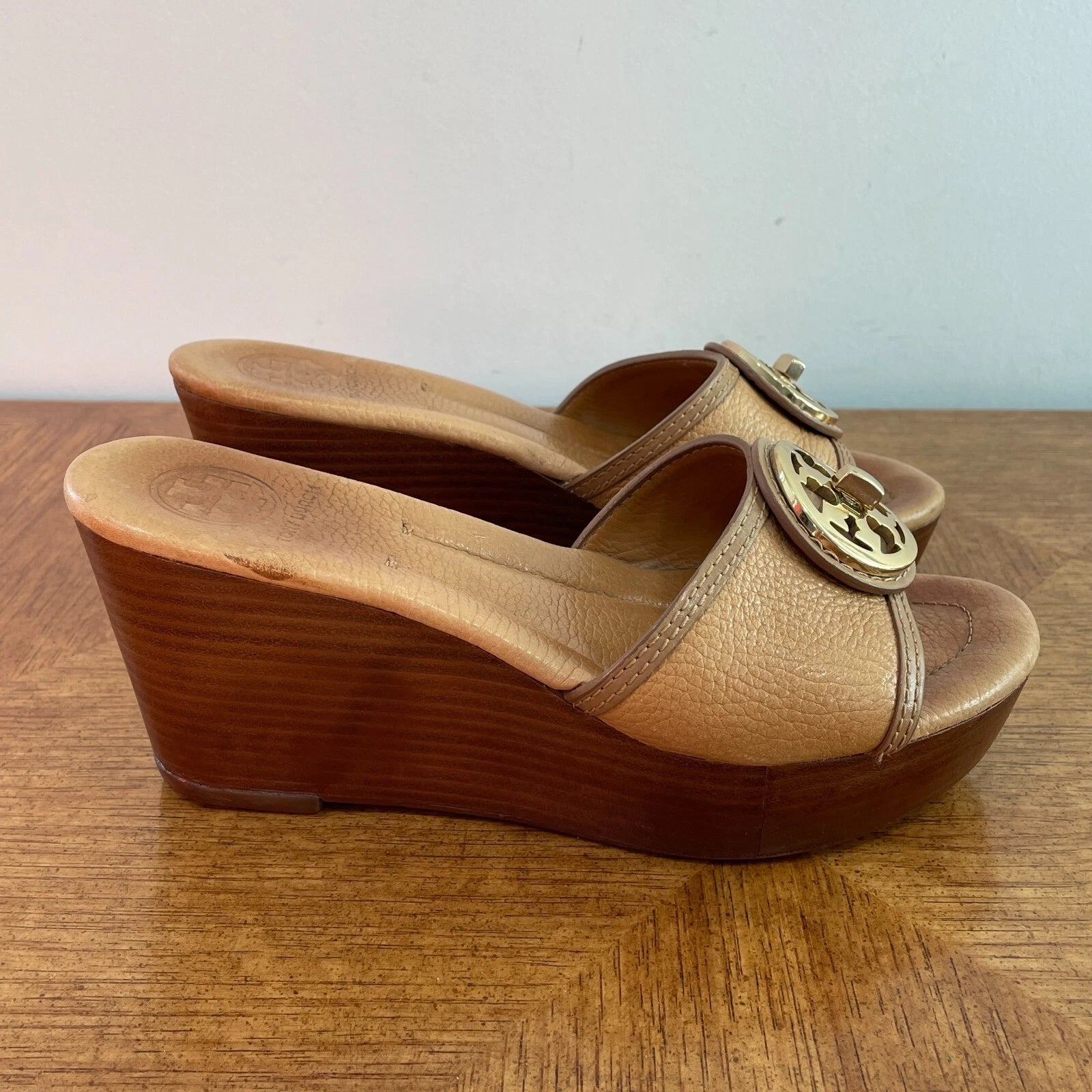 Tory Burch Sandals Womens 7.5 Tan Leather Selma Gold Logo Hi Wedge Slide Slip On