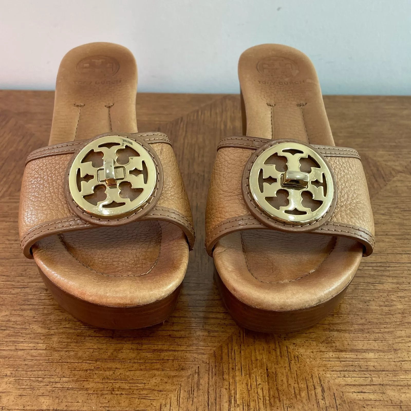 Tory Burch Sandals Womens 7.5 Tan Leather Selma Gold Logo Hi Wedge Slide Slip On