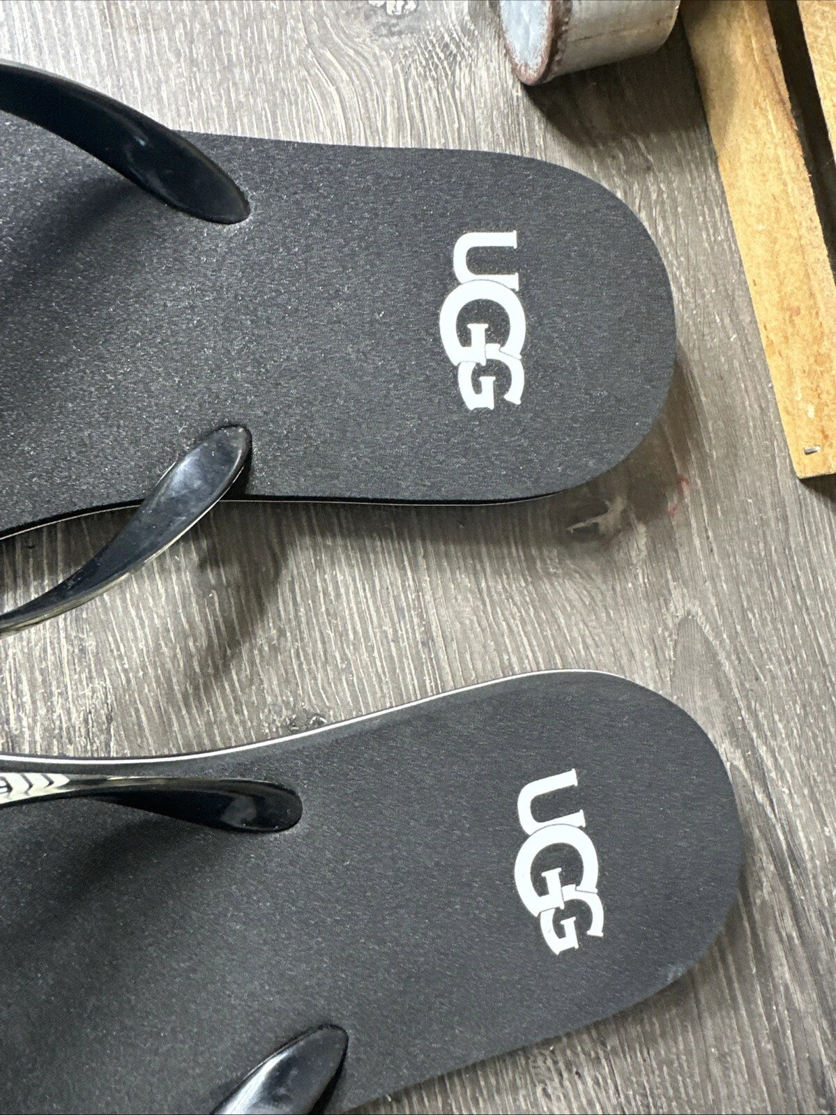 UGG Simi Damen Black/White Bold Logo Graphic Thong Flat Flip Flops 11 NWOT $49