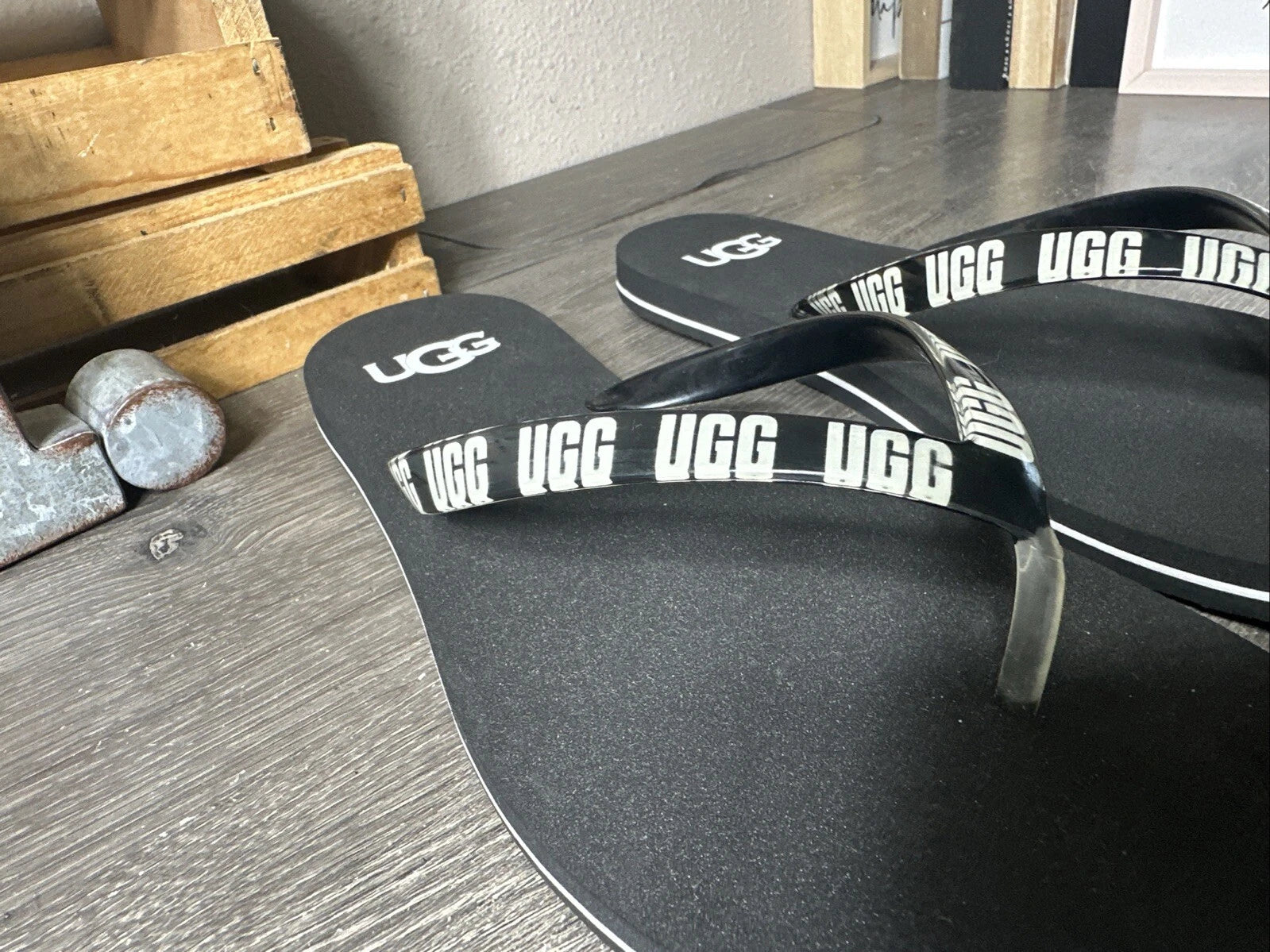 UGG Simi Damen Black/White Bold Logo Graphic Thong Flat Flip Flops 11 NWOT $49