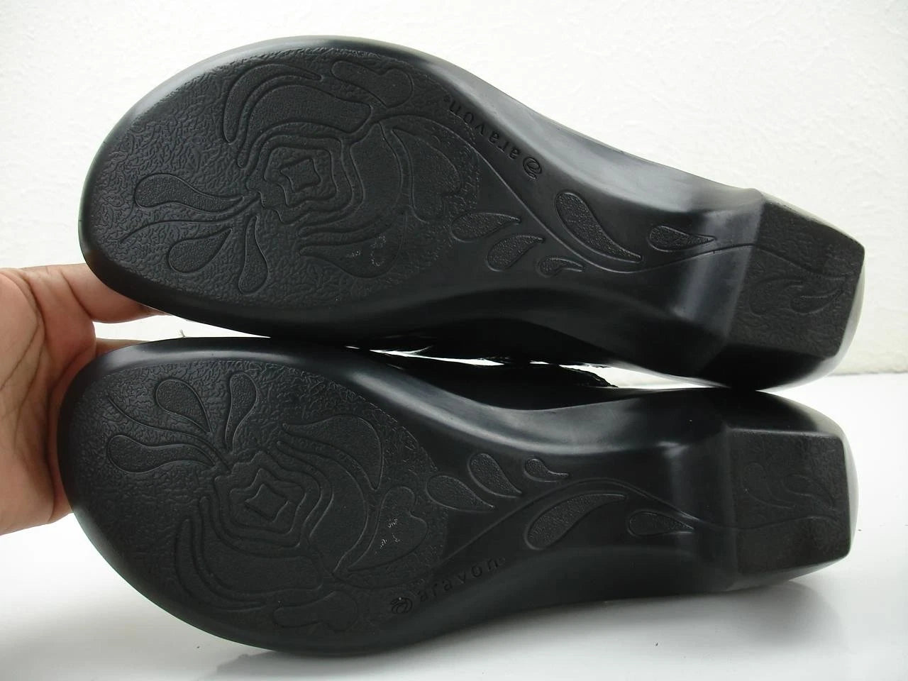 Women's 10 B M Aravon Petra Black Patent Leather Sandals Open Toe Slide Slip-On