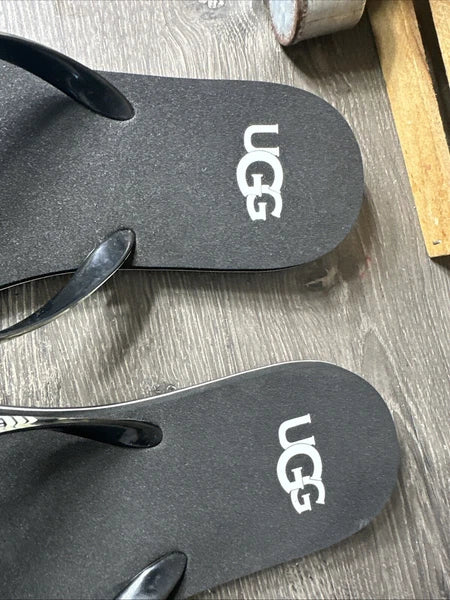 UGG Simi Damen Black/White Bold Logo Graphic Thong Flat Flip Flops 11 NWOT $49