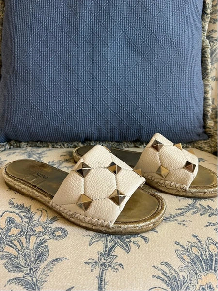 Women's Valentino Garavani Rockstud White Gold Espadrille Slides US 8.5