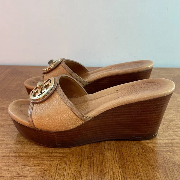 Tory Burch Sandals Womens 7.5 Tan Leather Selma Gold Logo Hi Wedge Slide Slip On